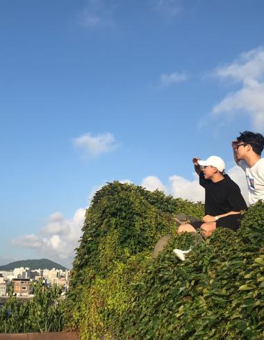 뭔 산 보는 컨셉사진