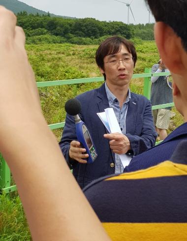 우리의 눈 앞에서 진행된 