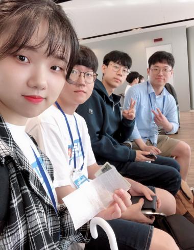 김포공항에서 탑승을 기다리고 있는 Wuac.